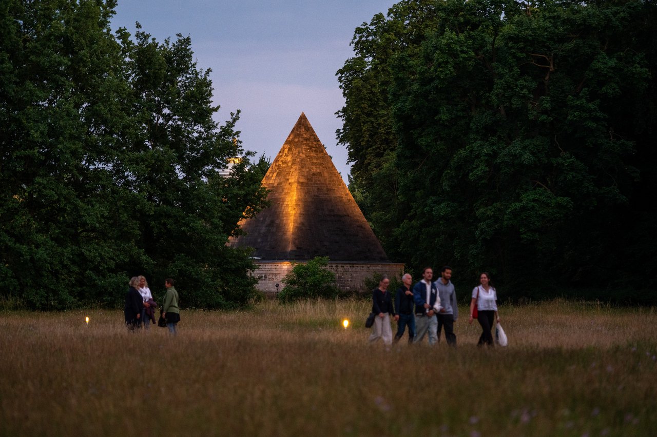 Tanzlust im Neuen Garten – Ausgeleuchtete Pyramide